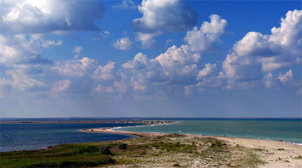 Бакальское озеро отделено от Черного моря узкой полоской пляжа